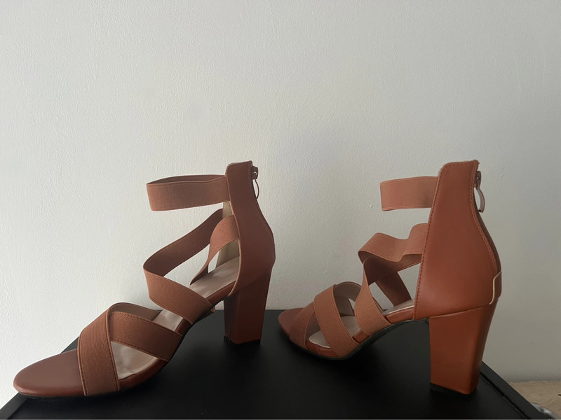 Chaussures à talon femme t 39 (neuf)