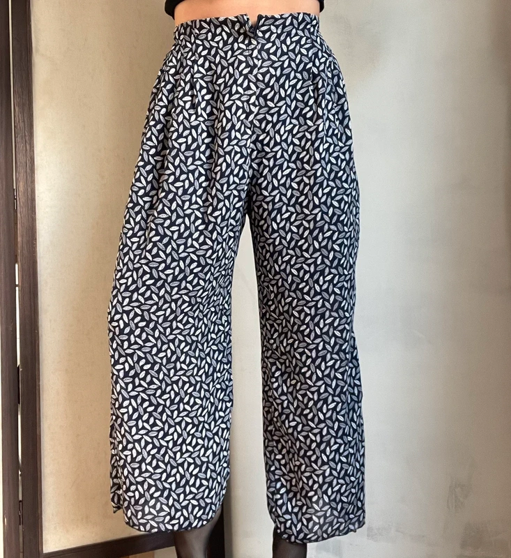 Pantalon fluide bleu marine à motifs feuilles blanches