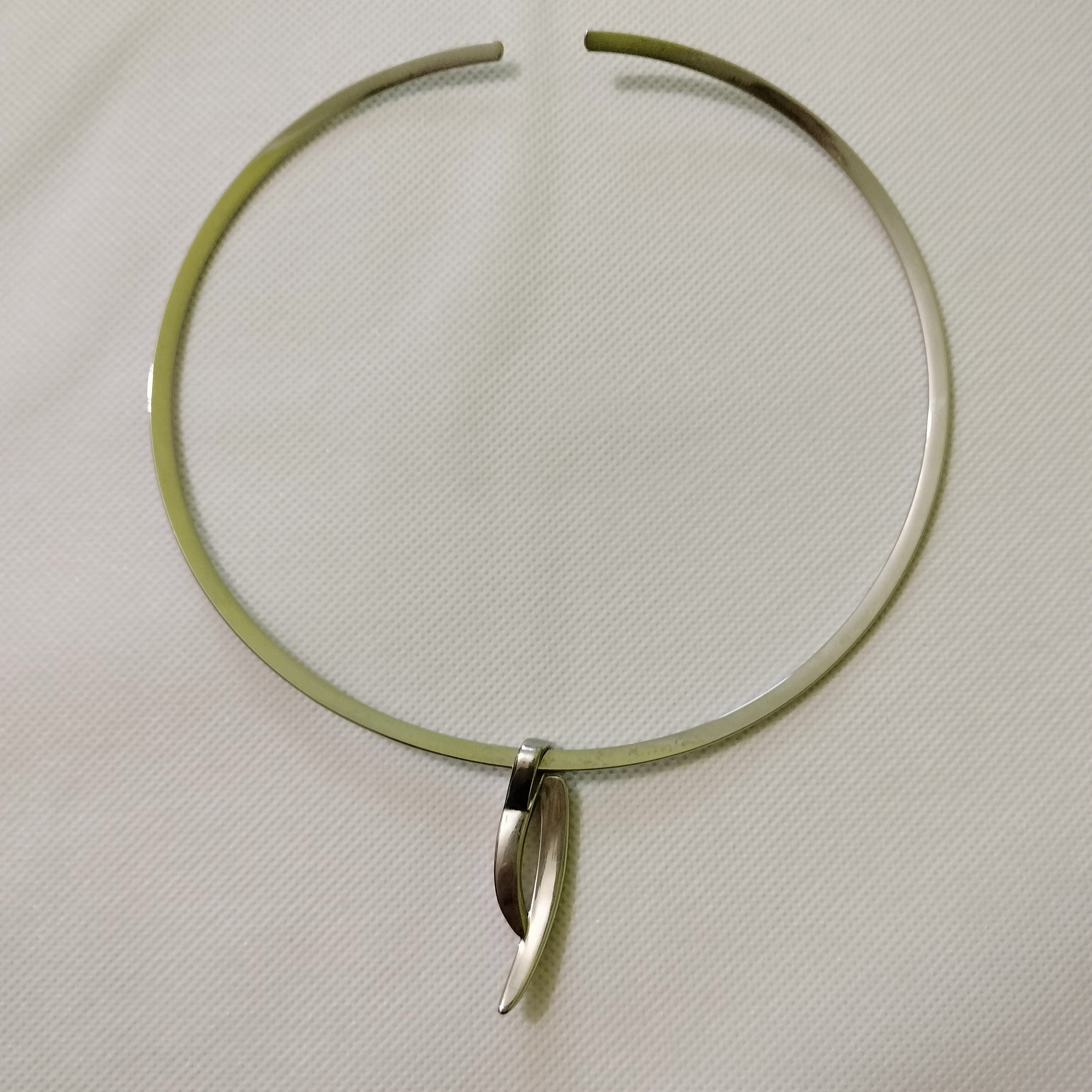 COLLIER RAS DE COU AVEC PENDENTIF VICTORIA - photo numéro 2