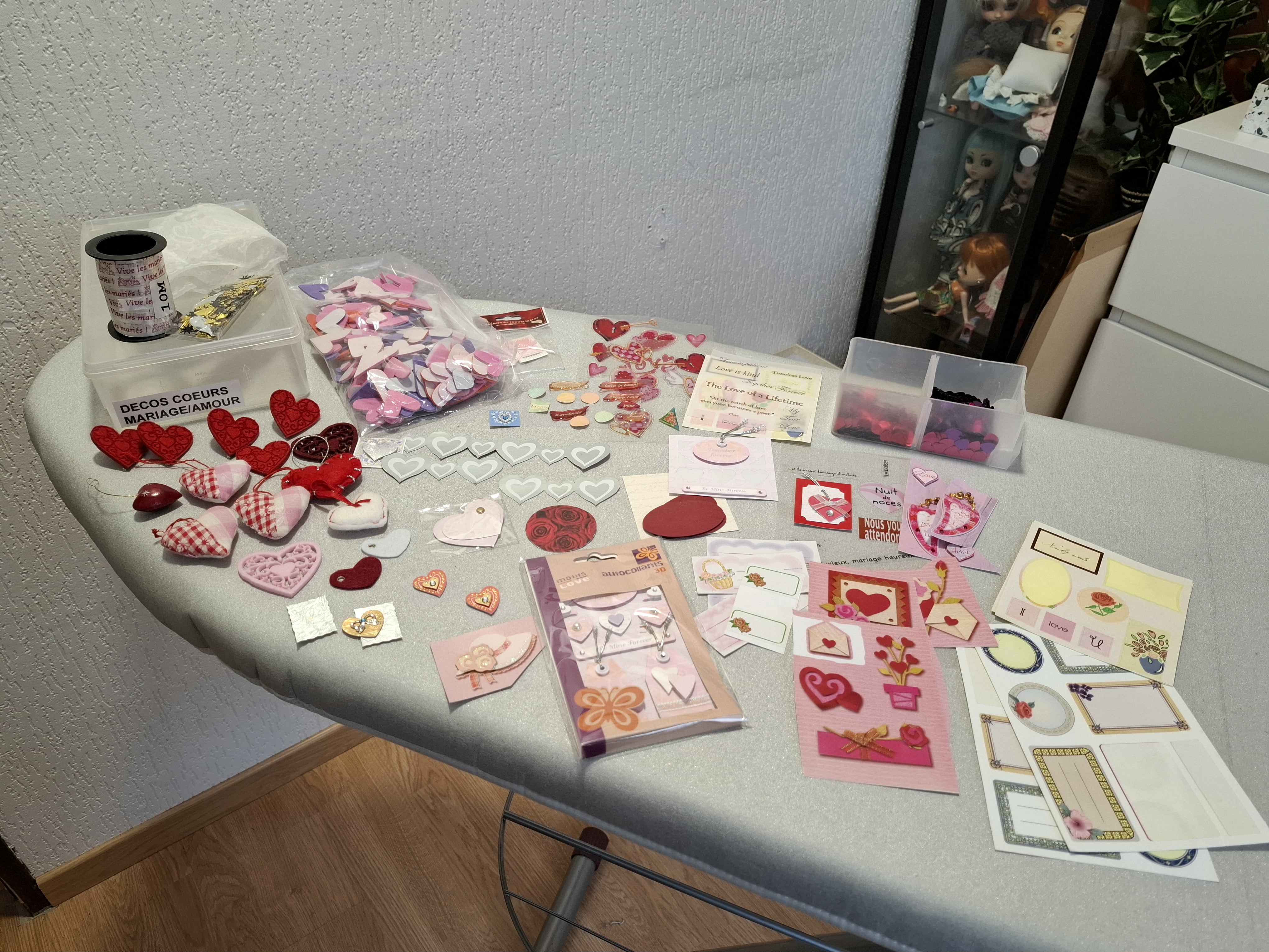 Gros lot de décorations diverses coeurs, mariage, amour pour scrapbooking/loisirs créatifs