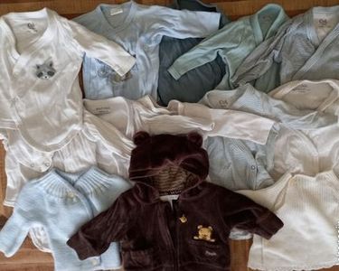 Un carton de vêtements pour garçon en taille 3 mois