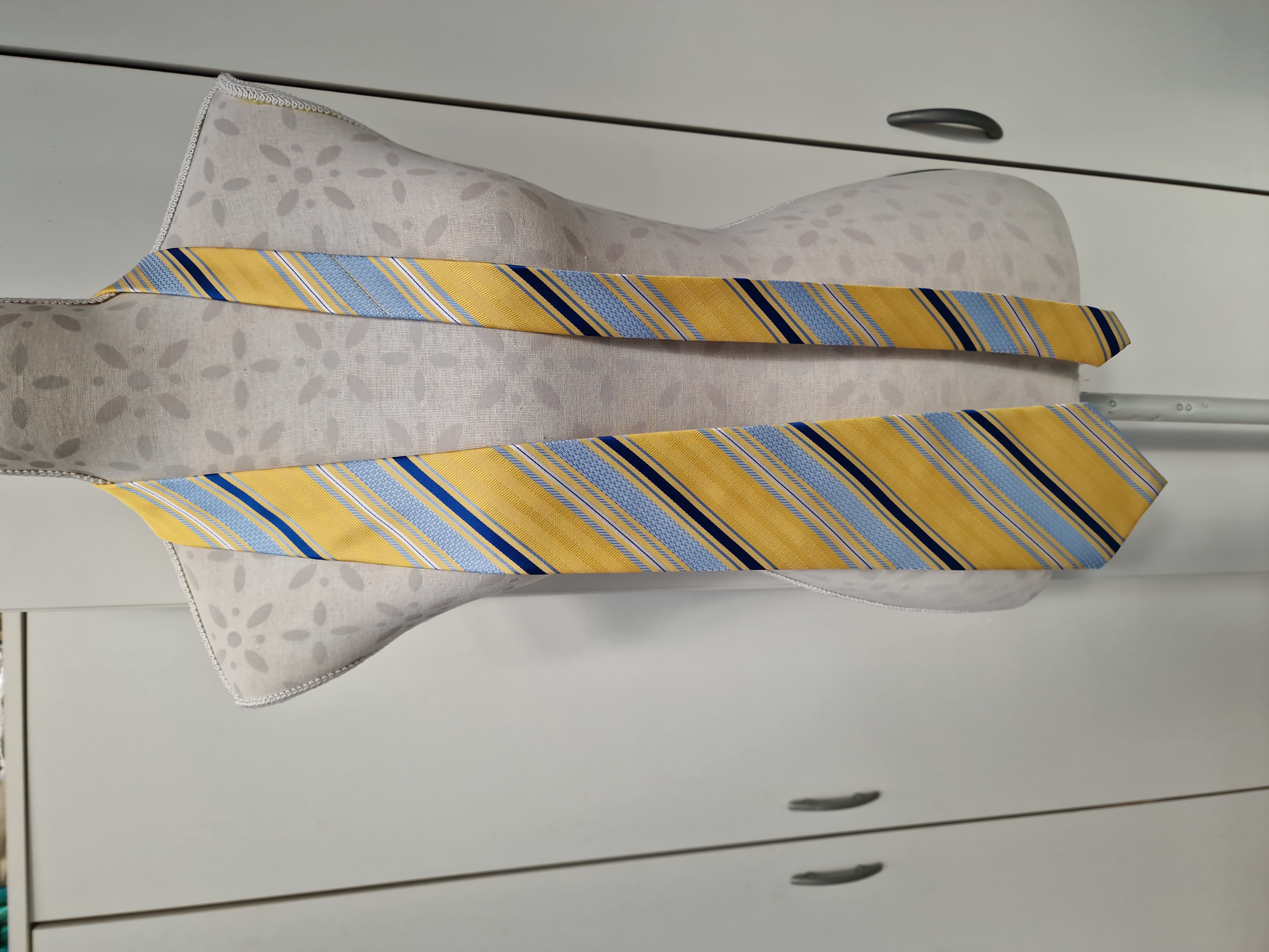 Cravate Jaune A Rayures Bleu Blanc Jaune