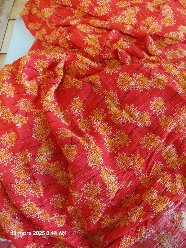 Coupon de 250 x 125 cm -Tissu crêpe viscose fil lurex fond orange avec fleurs jaune d'or et blanc– M